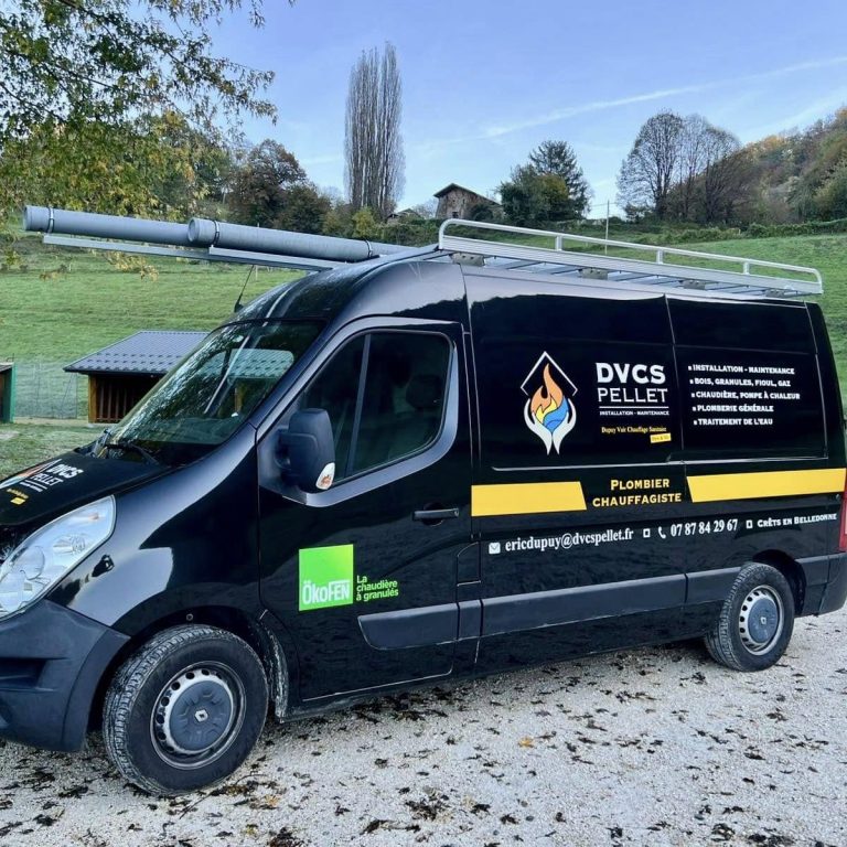 DVCS Pellet reconnaissable à son véhicule utilitaire noir avec son logo et ses services